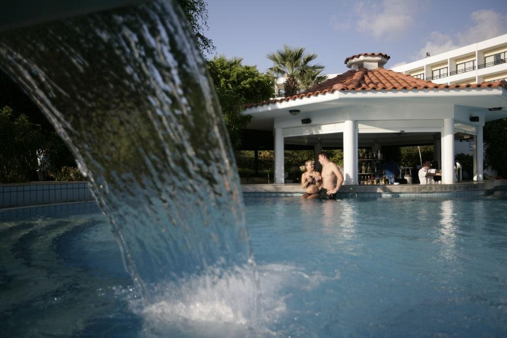 Avanti Hotel Paphos Exterior photo