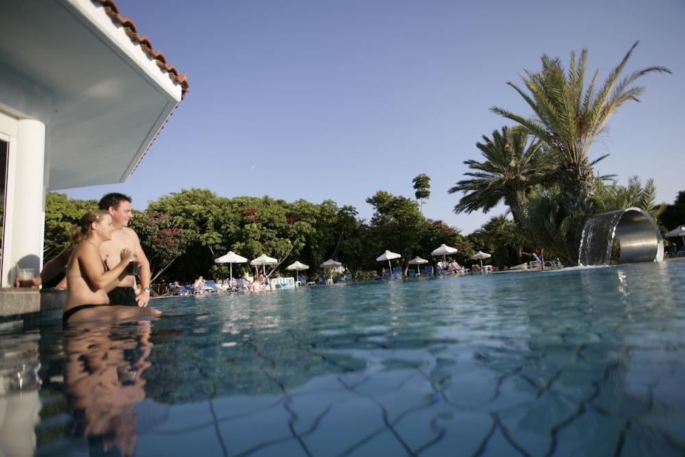 Avanti Hotel Paphos Exterior photo
